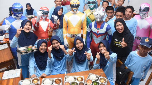 Ompreng MBG Dikawal Superhero, Kapolres Bulukumba Bikin SMP 14 Serasa Film Layar Lebar