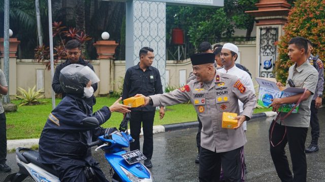 Berkah Ramadhan, Wakapolda Kaltim Bersama Karo SDM Bagikan 150 Takjil Untuk Pengguna Jalan