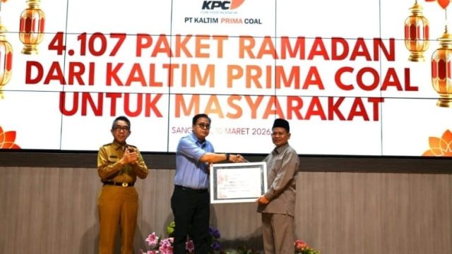 Bupati Kutim Apresiasi, KPC Bagikan 4.107 Paket Sembako Kepada Masyarakat Kutim