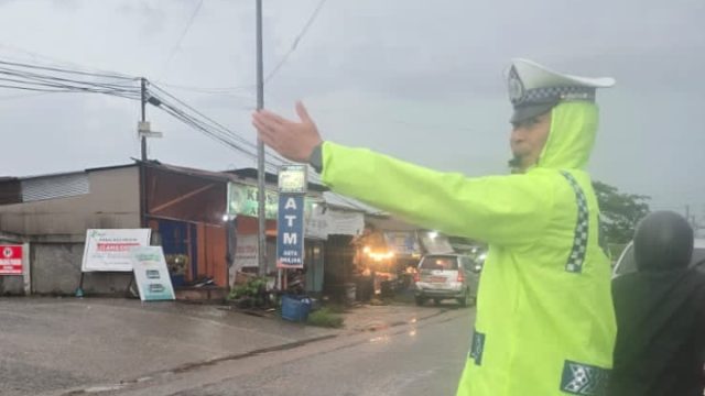 Diguyur Hujan, Satlantas Polres Kutim Tetap Siaga Atur Lalu Lintas di Pasar Ramadan Sangatta