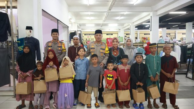 AKBP Fauzan Arianto Hadirkan Senyum Lebaran, Anak Yatim Diajak Belanja di STC