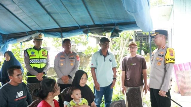 Kapolres Kutim Temui dan Salurkan Bantuan Kepada Warga Korban Kebakaran di Sangatta Utara