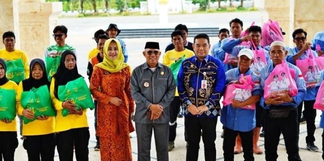 Bupati Kotabaru Apresiasi Petugas Kebersihan dengan Bantuan Sembako