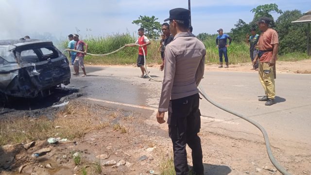 Polisi Gerak Cepat Tangani Kebakaran Mobil di Bengalon, Diduga Dipicu Ledakan Saat AC Menyala