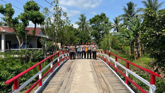 Polsek Teluk Pandan Renovasi Jembatan Strategis, Dukung Aktivitas Warga Kutai Timur