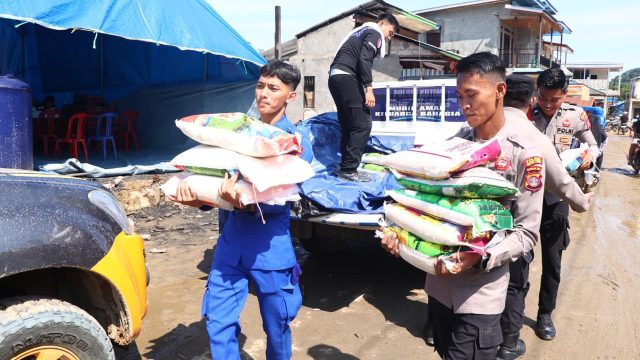 Polres Kutim Salurkan Ratusan Paket Sembako ke Warga Batu Timbau