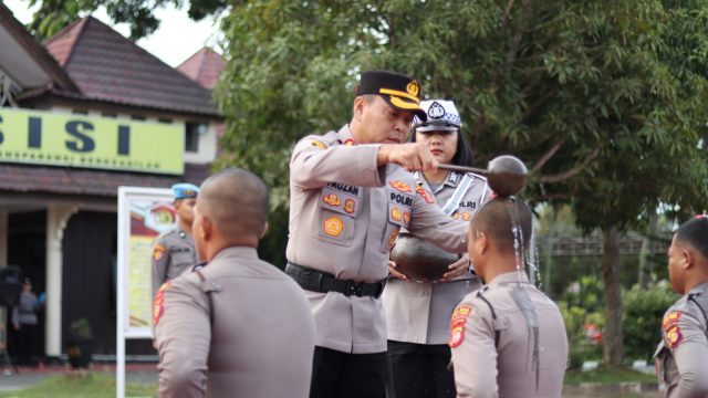 Upacara Tradisi di Polres Kutim, Kapolres Sambut 22 Bintara Remaja Angkatan 49, 51, dan 52