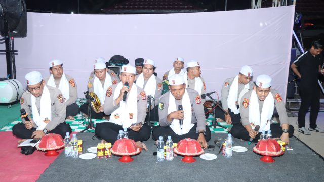 Tim Hadroh Polres Kutim Tampil Memukau, Iringi Ceramah Ustadz Das’ad Latif di Teluk Pandan
