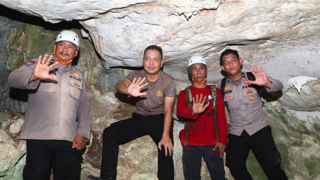 Eksplorasi Gua Prasejarah, Kapolres Kutim Kagumi Jejak Peradaban di Gowa Tewet