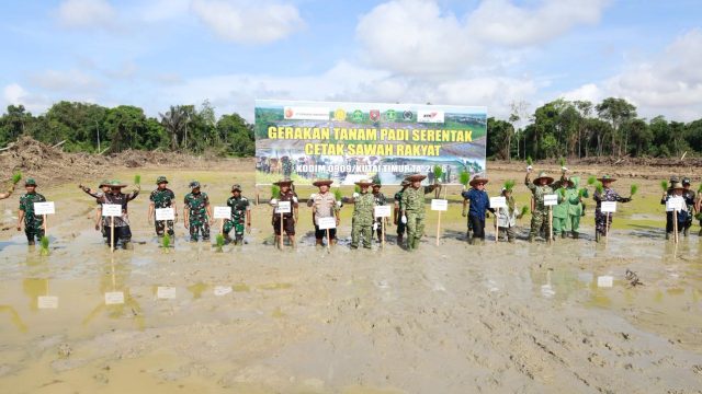 Kapolres Kutim Turun ke Sawah, Perkuat Ketahanan Pangan Lewat Gerakan Tanam Padi Serentak di Bengalon