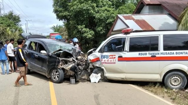 Detik-detik Ambulans dan Avanza Adu Banteng di Jalan Berlubang Bengalon