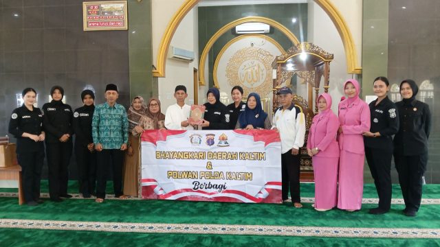 Bhayangkari dan Polwan Polda Kaltim Tebar Kepedulian di Masjid Baitul Hasanah Balikpapan,Bagikan 25 Al-Qur’an dan 100 Nasi Kotak untuk Warga Sepinggan Baru