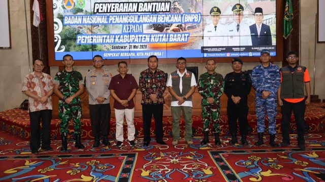 DANBRIGIF TP 85/BTC DORONG PERCEPATAN PENANGANAN BENCANA, IKUT SERTA SERAHKAN BANTUAN BNPB DI KUTAI BARAT