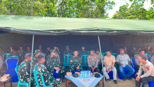 DANBRIGIF TP 85/BTC DORONG PERCEPATAN PENANGANAN BENCANA, IKUT SERTA SERAHKAN BANTUAN BNPB DI KUTAI BARAT
