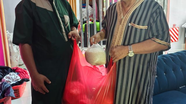 H. Masdari Kidang Salurkan_Beras Zakat dari Hasil Panen Kebun Sendiri, Prioritaskan Warga yang Berhak_