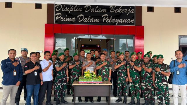 Rayakan HUT Bhayangkara ke-80, Brigif TP 85/BTC Beri Kejutan Tumpeng ke Polres Kutai Barat