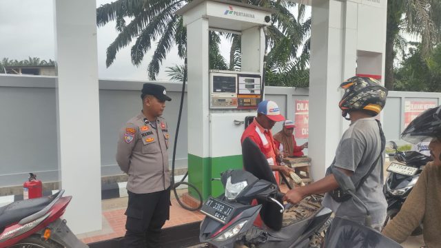 Polsek Muara Wahau Kawal Distribusi BBM di SPBU Karya Bhakti, Pastikan Antrean Tertib dan Tepat Sasaran