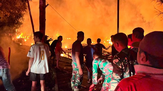Sigap Padamkan Karhutla, Prajurit Brigif TP 85 Selamatkan Permukiman di Kutai Barat