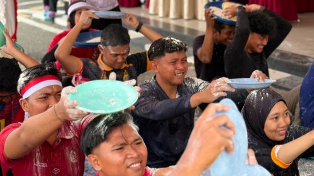 Semarak Kemerdekaan, Personel Polres Kutai Timur Bersama Keluarga dan Masyarakat Ikuti Beragam Perlombaan