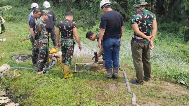Prajurit Brigif TP 85/BTC Gerak Cepat Padamkan Karhutla 4 Hektar di Kutai Barat