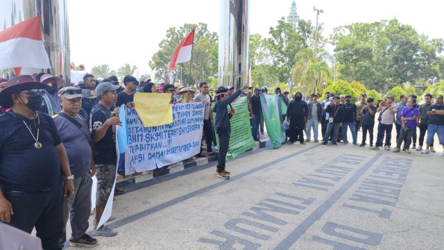 Ratusan Warga Desa Tepian Langsat Gelar Aksi Damai di DPRD Kutim,Tuntut Kepastian Lahan dan TORA