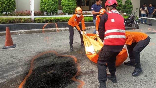Brimob Polda Kaltim Amankan TKP Dugaan Insiden Jatuh dari Gedung Apartemen Borneo Bay