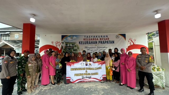 Polwan dan Bhayangkari Kaltim Berbagi 200 Paket Gula untuk Warga di Puskesmas Prapatan