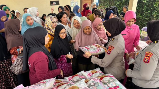 Polwan Polda Kaltim dan Bhayangkari Salurkan 120 Karung Beras untuk Warga Balikpapan Selatan
