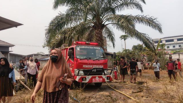 GERAK CEPAT PADAMKAN HOTSPOT, POLSEK BATU ENGAU SELAMATKAN PEMUKIMAN WARGA DI PERBATASAN KALSEL